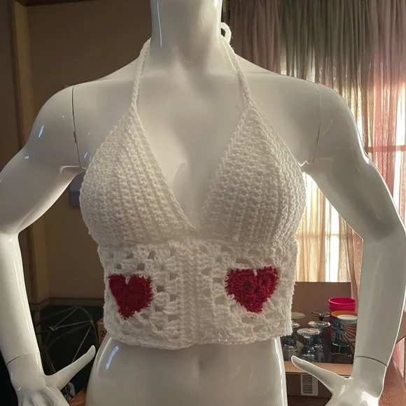 This crochet top is perfect for Valentine’s Day! - Picture 3 of 3